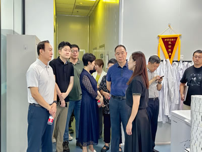 北京纳百生物副总经理、通州区政协委员巩玉洁热情接待并全程讲解